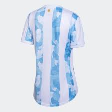 La prenda, también hecha por adidas, tiene un curioso diseño de las franjas además, la camiseta tiene un cuello redondo en tono azul oscuro, el mismo que tendrá ahora la pantaloneta. Jyuteqyukxwalm
