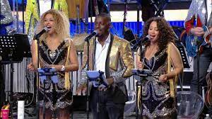 Quand la choriste de n'oubliez pas les paroles perd accidentellement sa robe. Noplp Les Choristes Font Une Proposition Sur Retiens La Nuit Juin 2019 Youtube