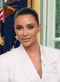 Später hat paris die kurvige, schöne kim kardashian dann mit auf partys. Kim Kardashian Wikipedia