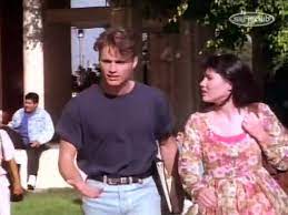 La famille walsh quitte le minnesota pour beverly hills, et les jumeaux walsh, brenda et brandon, vont à leur première journée d'école à west beverly hills. Beverly Hills 90210 Season 1 Episode 1 Dailymotion