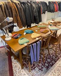 안녕하세요 브론즈윅 입니다:) 그간 홈페이지 리뉴얼 + 1호점 인테리어 때문에 소식이 뜸했네요🥲 브론즈윅에 있는 아이템들이 좀 더  빛났으면 하는 바람에 브론즈윅 1호점을 새단장하였습니다:) 곧 온라인 홈페이지도 리뉴얼 작업중에 있는데, 조만간 소식 들려드릴게요!