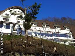 Restaurant cu terasa in aer liber, o piscina interioara, o sauna, bowling, biliard, tenis de masa si parcare in limita locurilor disponibile. Barajul Vidraru Despre Barajul Vidraru Lacul Vidraru Cazare Lacul Vidraru Vaporas Lacul Vidraru