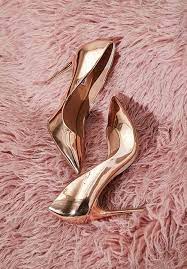 Un'idea forse bizzarra, ma che permette a uomini e donne di riflettere sul ruolo fondamentale delle scarpe. Pin Di Nathalie Minodier Su Haute Shoes Scarpe Con Tacchi A Spillo Scarpe D Oro Sandali Con Tacco