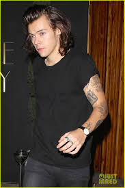 Harry Styles Remember Late Cricketer Phil Hughes 01 Harry Styles Shows Off His Tattoos In A Short Sleeved Tee While Leavin Harry Styles Harry Styles Hair Style