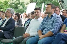 Група здійснила спробу зареєструвати релігійну громаду, звернувшись до уповноваженого у справах релігії. U Pershij Desyatci Partiyi Zelenskogo Lyudi Zi Shtabu Borec I Gendirektor 1 1 Ukrayinska Pravda