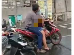 Identitas dua sejoli dalam video tersebut sudah diketahui oleh. Polisi Masih Selidiki Video Viral Sejoli Mesum Di Atas Motor
