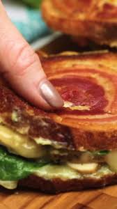 Grilled Cheese A La Pancetta Video En 2020 Recettes De Cuisine Cuisine Et Boissons Idee Recette Dessert