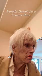 Dorothy, 99, discusses Texas with @evansternnyc and says hi to his mom  @devreading #texas #mom #legend #newyork #whoisdorothy