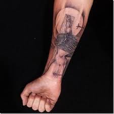Tatuaje De Jesucristo En La Cruz En Tonos De Gris Jesus Tattoo Christ Tattoo Jesus Christ Tattoo Te mostramos excelentes ideas de tatuajes en el brazo delicados que te permitirán expresar tu personalidad de una manera original y única. tatuaje de jesucristo en la cruz en