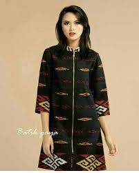 Apalagi, saat ini tersedia one set blazer dengan berbagai macam motif menarik, salah satunya plaid. Blazer Kain Tenun Amat