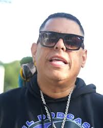 Parte de la contestación de @gringo y @gallotheproducer a @bennybenni , el  cuál lo puedes ver completo en el YouTube de Gringo., Me dicen que la  canción lo tiene borrando 'post' y to' 🤣🤣🤣🤣., ...