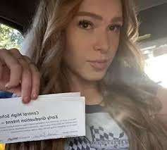 Meisje (17) huilde op TikTok om vermoorde moeder en stiefvader, nu is ze  zelf hoofdverdachte