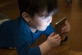 Study: Less screen time, more play may could reduce autism-like symptoms as  kids age - UPI.com
