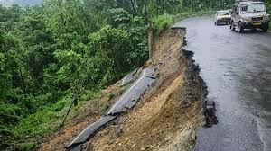 জাতীয় সড়কে ধস, বিপর্যস্ত কালিম্পং-সিকিম যোগাযোগ - Dainik Statesman