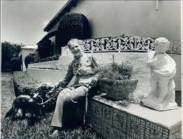 1983 Press Photo Phoebe Morse of Miami Outside Her Home With Her Dogs