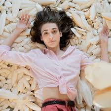 Romantiche, quando Pilar Fogliati si fa in quattro è davvero esilarante |  Vanity Fair Italia