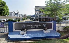 Ketua polis dhading, superintendan rabindra regmi, berkata suspek, raju pariyar, membawa kepala milik mangsa lelaki berumur 65 tahun yang dibunuhnya ke balai itu khamis lalu. Balai Polis Petaling Jaya Balai Polis Kelana Jaya Jalan Ss6 3 47301 Petaling Jaya Selangor Sevenstarzd