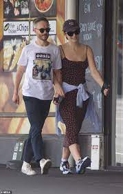 Jun 07, 2021 · lorde drops racy new album teaser & fans are losing their minds over it lorde knows just how to tease her fans about her upcoming music. Lorde Is Seen For The First Time In Eighteen Months As She Kisses Her Boyfriend Justin Warren Aktuelle Boulevard Nachrichten Und Fotogalerien Zu Stars Sternchen
