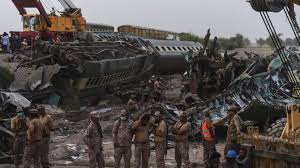 Sesiapa sahaja, kalau terlibat dalam kemalangan, pasti akan. Gambaran Mengerikan Tabrakan Kereta Berisi Ribuan Penumpang Tewaskan 40 Orang Di Pakistan