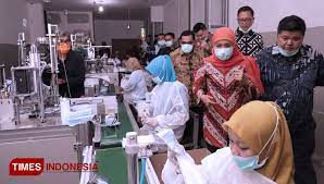 Khofifah kembali meminta adanya tambahan pasokan masker untuk jawa timur agar tenaga medis. Tinjau Pabrik Masker Gubernur Khofifah Minta Tambahan Kuota Khusus Jatim Times Indonesia