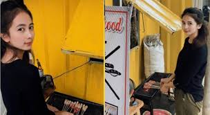 Sistem kontrak kerja umumnya diterapkan saat seorang pramugari baru masuk dan diterima. Hilang Kerja Sebagai Pramugari Wanita Ini Jual Sate Demi Untuk Teruskan Hidup