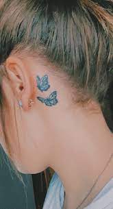 The curved lines are masterfully inked. ðš‹ðšžðšðšðšŽðš›ðšðš•ðš¢ ðšðšŠðšðšðš˜ðš˜ Behind Ear Tattoos Tattoos Butterfly Tattoo