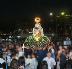 Invito ahora a todos los devotos de la virgen santa a dirigirle una ferviente oración, para que ella, con su intercesión, alcance a cada uno el proseguir seguro en el camino de la vida y 'llegar felizmente al monte santo, jesucristo nuestro señor', animaba san juan pablo ii a los fieles, en julio de 1988, al recordar el mes de la virgen del carmen. Celebraciones En Torrevieja En Honor A La Virgen Del Carmen El Viernes 16 De Julio