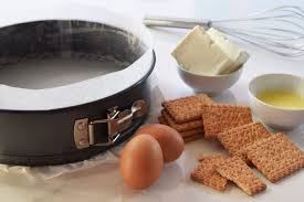 Quando fate il cambio degli armadi e volete mettere ordine nei cassetti, al posto della classica carta da parati potete utilizzare la carta da forno: Come Foderare Una Tortiera Per Ottenere Cheesecake Semifreddi E Torte Perfette Lucake