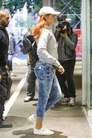 By sharnaz shahid for mailonline. Photos Rihanna Un Diner Avec Karim Benzema Et Puis C Est Tout Rihanna Mode Rihanna Mode