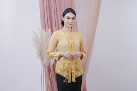 Di sanalah ia muncul dengan kebaya dan kain jarik. Rayakan Hari Kartini Dengan 7 Model Kebaya Yang Bisa Jadi Pilihan Kamu Bukareview