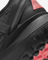 This utilitarian silhouette is engineered for comfort and protection and excels in both the urban and natural environment. Nike Acg Mountain Fly Low Shoe Nike Com