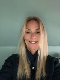 What is a nice short hairstyle for my sister's introduction?