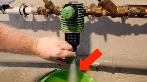 Unter umständen kann es sein, dass sie keinen druck auf der wasserleitung haben. Wasserfilter Am Hausanschluss Reinigen Grunbeck Ruckspulfilter Mit Druckminderer Boxer Rd Dn25 Youtube