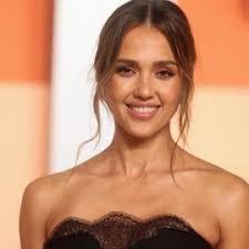 Kellie Wells's Instagram, Twitter & Facebook