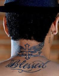Football players are attached to tattoo art. Neymar Showing His Tattoos On The Back Of His Neck Tattoosonneckback Nacken Tattoo Neue Tattoos Kreuz Mit Flugeln Tattoo