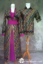 Batik Sarimbit Gamis Motif Prodo Warna Emas Dasar Hitam Dikombinasi Dengan Kain Polos Warna Ungu Membuat Batik Berbahan Katun Prima Ini Tampil Batik Ungu Kain