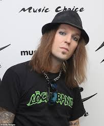 His bandmates in his current group, bodom after midnight, announced the news, writing on social media: Hu9yrhfpnv5wvm