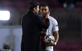 Mauricio pochettino with kylian mbappe during a ligue 1 contest. Mbappe Told Pochettino He Would Get Second Win Over Barcelona Before Hat Trick Daily Mail Online