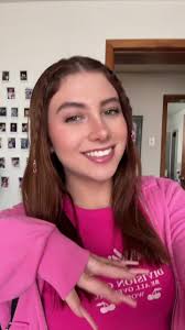 Melisa Poniendose Uñas