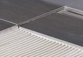 Das profil wird mit dem gelochten auflageschenkel zur gefällefläche/ dusche eingebaut. Blanke Aqua Keil Gefalle Profil Dusche Edelstahl Geburstet 11 24mm 0 98m Fliesen Profi Fliesen Online Kaufen