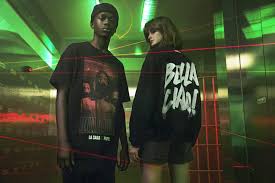 Bluza klasyczna bluza nawiązująca do hiszpańskiego serialu dom z papieru z tokio trzymającą maskę. Kolekcja Pull Bear X Dom Z Papieru Juz W Sprzedazy