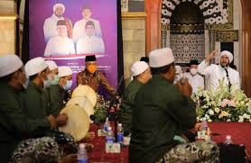 Kajian islam ahlussunnah dan shalawat habib syech bin abdul qodir assegaf. Belasan Ribu Syekhermania Shalawatan Virtual Bareng Ganjar Dan Habib Syech Deparenting Com
