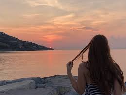 Pubblicato più di un anno faedizione del . Requiem Finale Il Vento Tra I Capelli Le Onde Sugli Scogli La