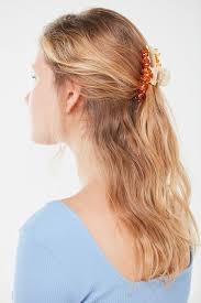 This is how to style the most basic hairstyle using a claw clip to ensure your hair doesn't fall within the hour. Claw Clip Hairstyles Celebrities Love Best Claw Clips 2020 Glamour