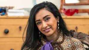 Bargain Hunt star Roo Irvines tragic family loss and the major impact it  had on her career | HELLO!