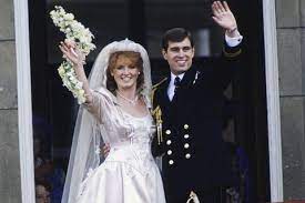 Die koningin het aan prins andrew die titel hertog van york gegee en sarah het outomaties hkh die hertogin van york geword. Sarah Ferguson Winked Twice At Her Wedding To Prince Andrew And No One Noticed