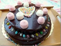 Gateau D Anniversaire Au Chocolat Decoration Bonbon Le Blog De Recette De Ratiba Gateaux Algeriens Cuisine Facile Gateau Facile Gateau Anniversaire Chocolat Gateau Anniversaire Gateau Tout Chocolat