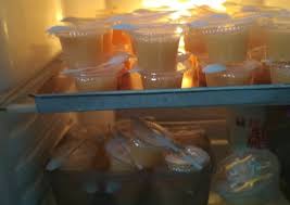 Nah bagi anda yang ingin mencicipi jajanan tradisional satu ini namun tidak ada yang menjualnya, maka anda bisa mencoba untuk membuatnya sendiri di rumah. Resep Puding Nutrijell Lezat Sekali Nutrijel