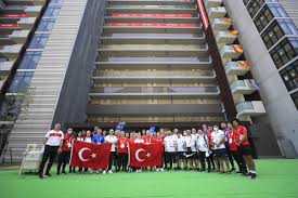 Tokyo 2020 organizasyon komitesi başkanı mori yoshiro, japonya olimpiyat bakanı hashimoto ayrıca oyunların tokyo 2020 yaz olimpiyat ve paralimpik oyunları adını koruması da kabul edildi. O0dxazyikpnttm