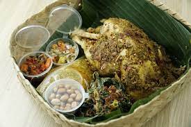 Dimasak menggunakan kendi tradisional di atas api besar. Jumlah Ayam Betutu Khas Bali Kabupaten Tulungagung Jawa Timur 10 Makanan Khas Bali Yang Super Enak Baiklah Mari Kita Mulai Dari Ayam Betutu Bali